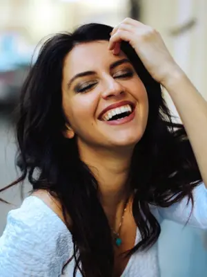Aurela Skandaj улыбается